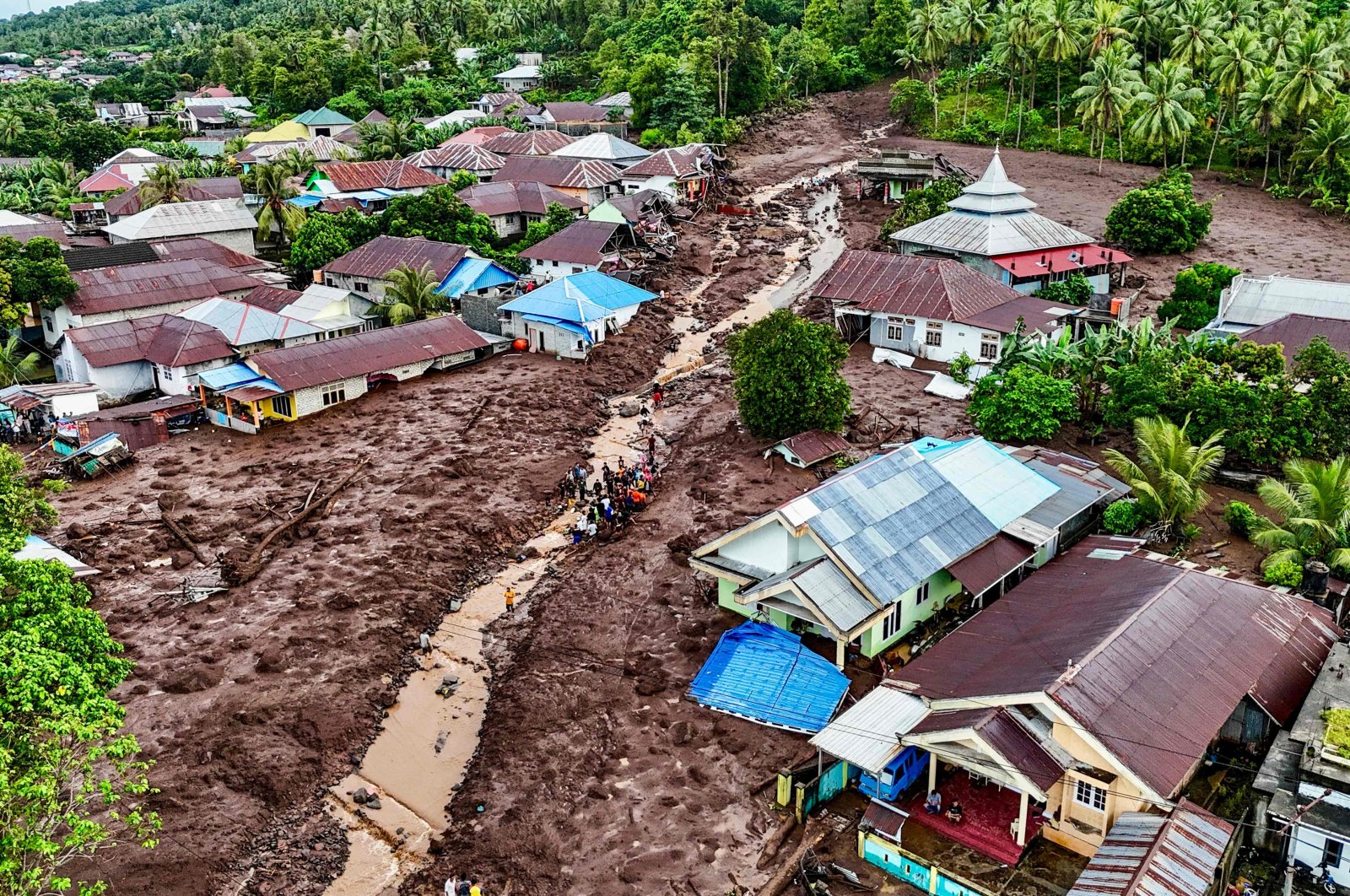 This aerial view shows rescue teams and residents searching for victims buried in mud after a flashflood hit the village of Rua located at the foot of Mount Gamalama, in Ternate, North Maluku, Indonesia, Aug. 25, 2024. (AFP Photo)