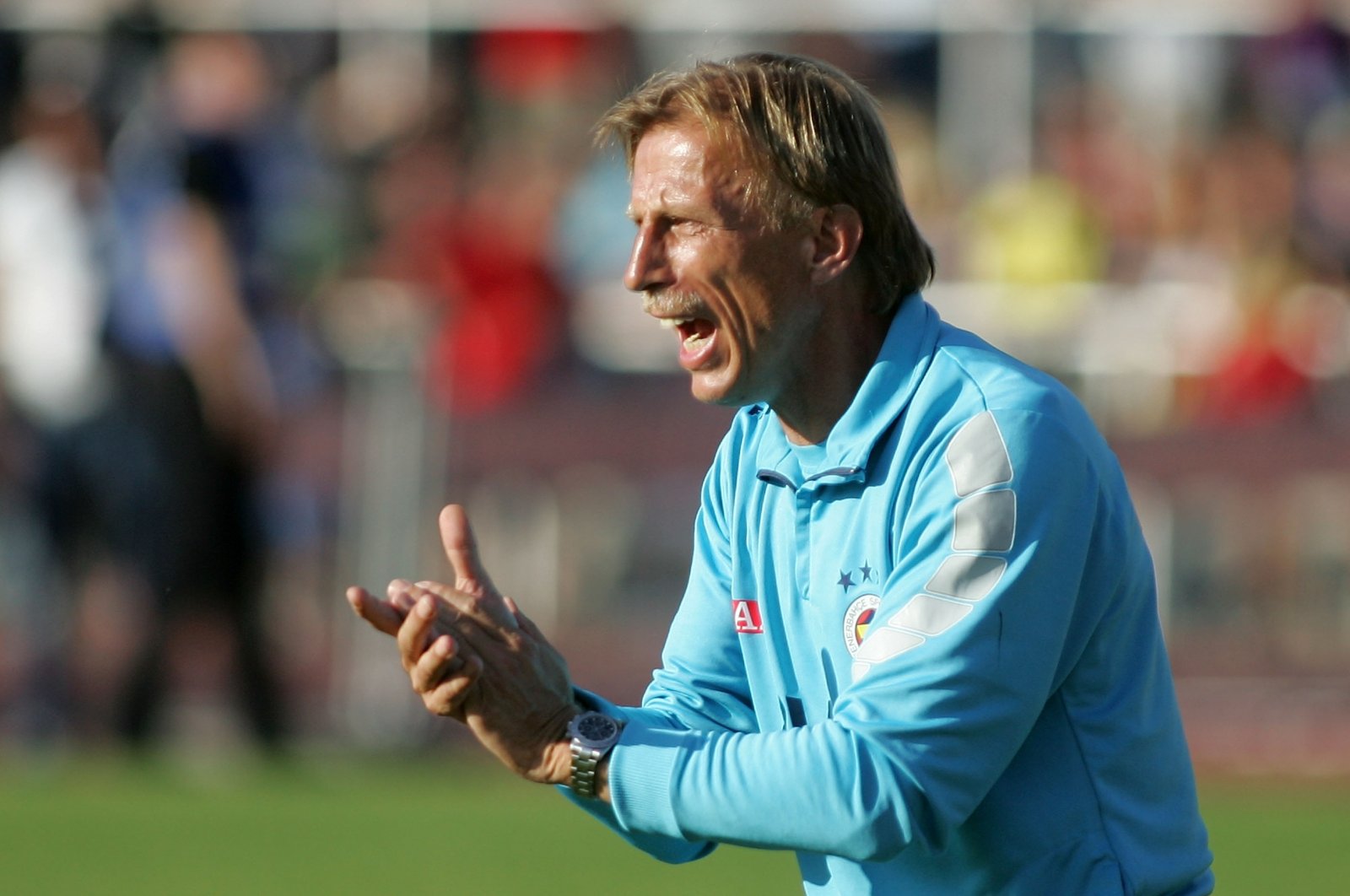 Christoph Daum, head coach of Fenerbahçe, gestures during the pre-season friendly match between Fenerbahçe and 1899 Hoffenheim at Jahn stadium, Rosenheim, Germany, July 21, 2009. (Getty Images Photo)