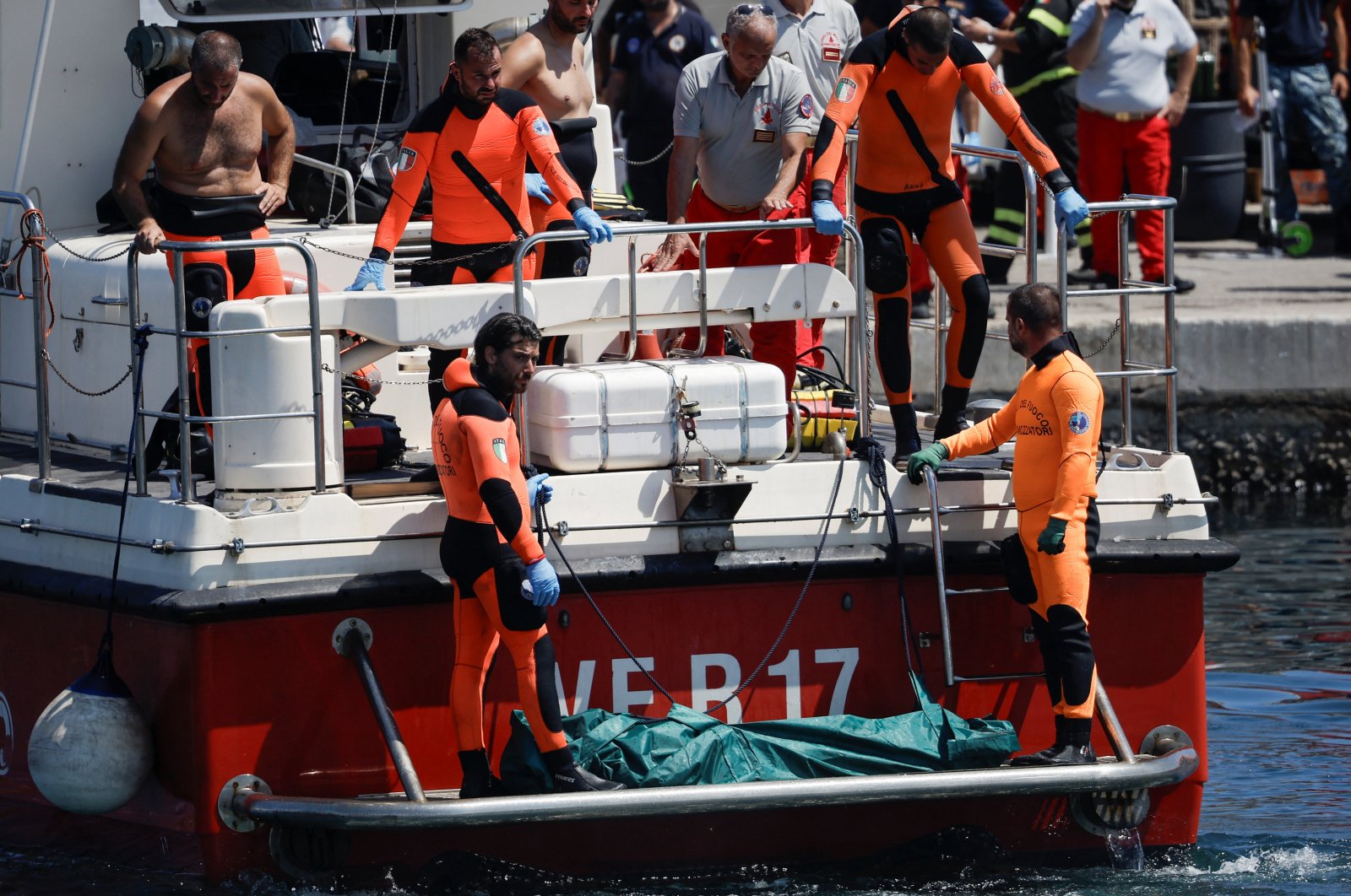 Rescue personnel transport what is believed to be Hannah Lynch&#039;s body at the scene of a luxury yacht sinking off Porticello, Palermo, Italy, Aug. 23, 2024. (Reuters Photo)