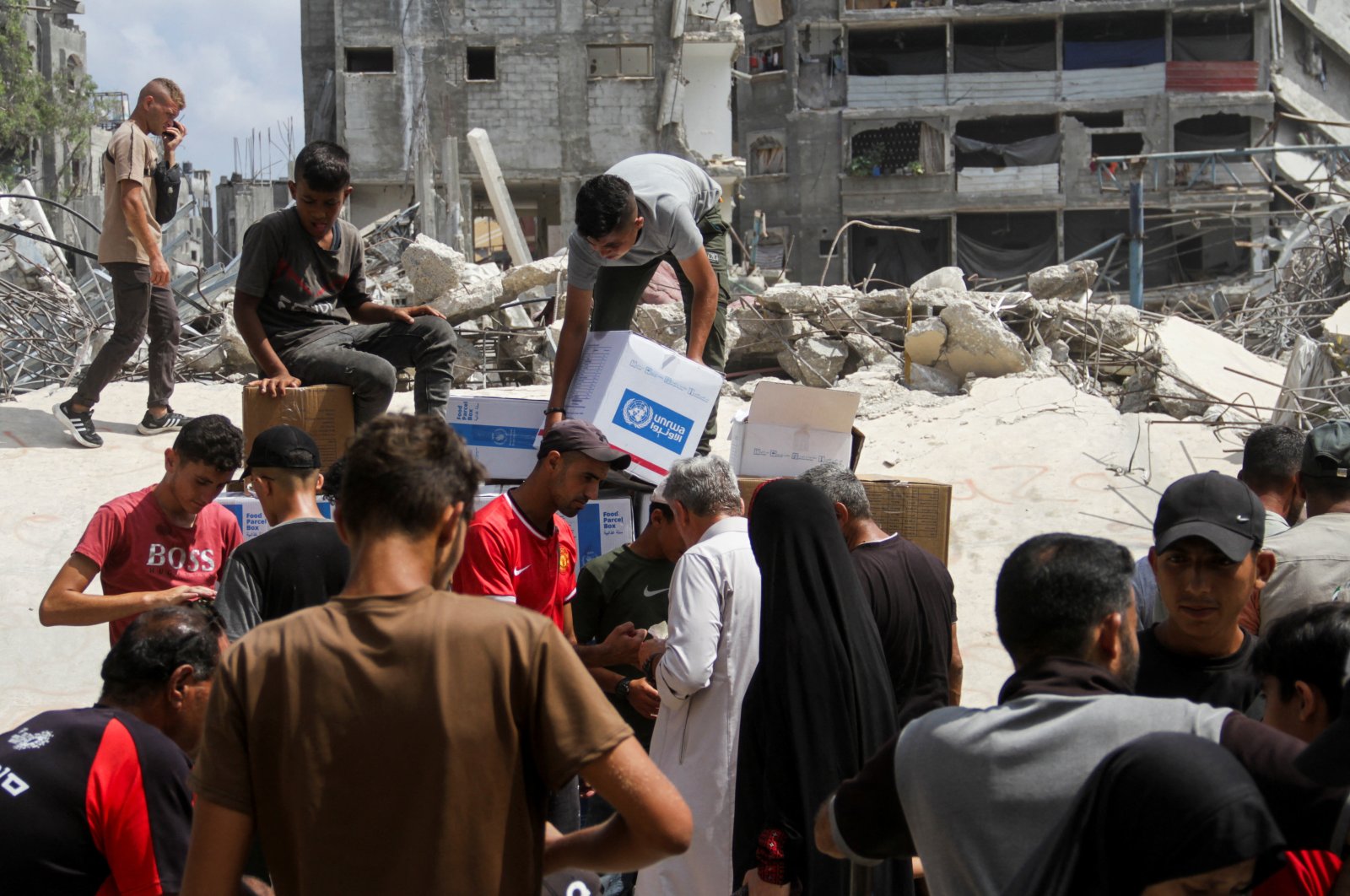 Palestinians gather to receive aid, including food supplies provided by the World Food Program (WFP), outside a United Nations distribution center in Jabalia in the northern Gaza Strip, Aug. 24, 2024. (Reuters File Photo)