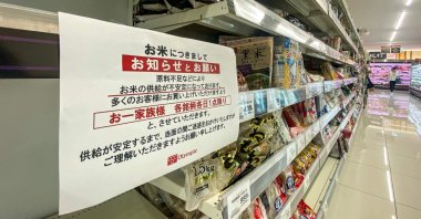 Empty shelves of rice are pictured in a supermarket with a notice written: "Due to shortage of resource materials, the supply of rice has been unstable. So for many customers to be able to buy, we ask you to buy one brand a day for a family. We beg you for your understanding for causing troubles until the supply stabilizes," in the Koto district of Tokyo, Japan, Aug. 27, 2024. (AFP Photo)