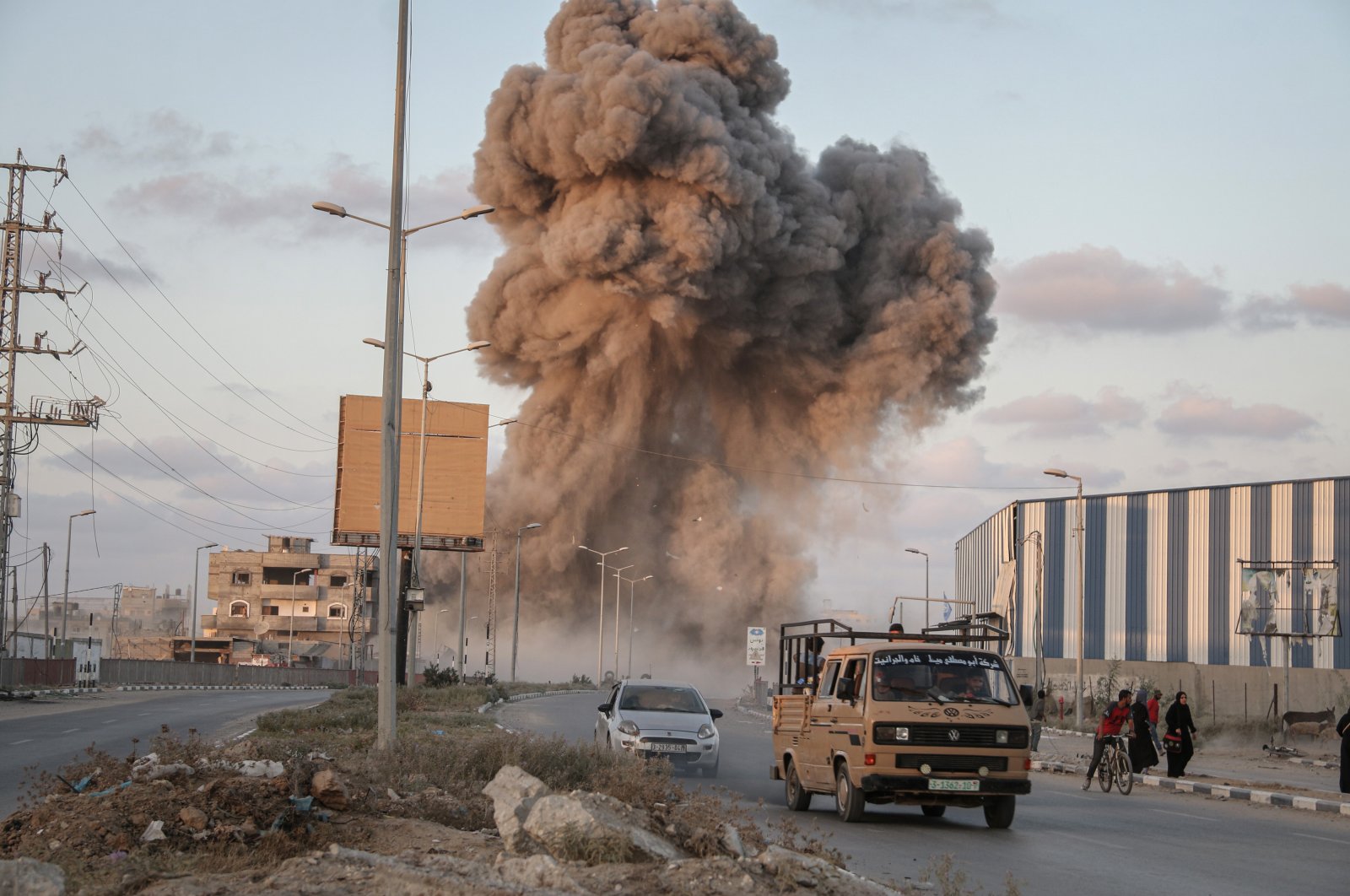 Smoke billows from an area targeted by an Israeli airstrike on the Salah al-Din Road, central Gaza, Palestine, Aug. 22, 2024. (Getty Images Photo)