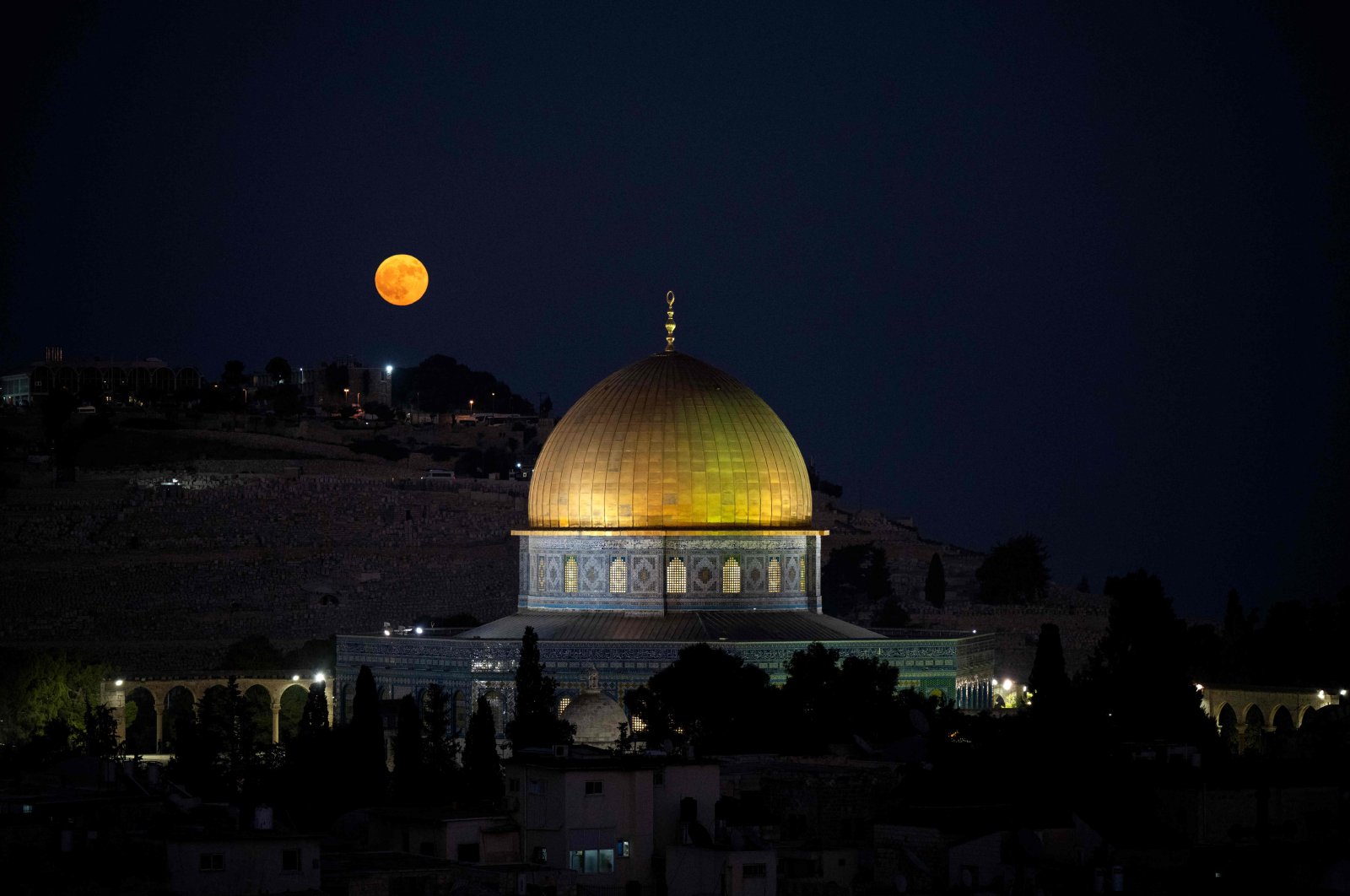 A Super Blue Moon rises behind the Dome of the Rock in the al-Aqsa Mosque compound in occupied East Jerusalem, Aug. 19, 2024. (AFP Photo)