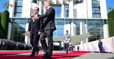 German Chancellor Olaf Scholz (R) and Britain&#039;s Prime Minister Keir Starmer inspect a military honor guard in Berlin, Germany, Aug. 28, 2024. (AFP Photo)