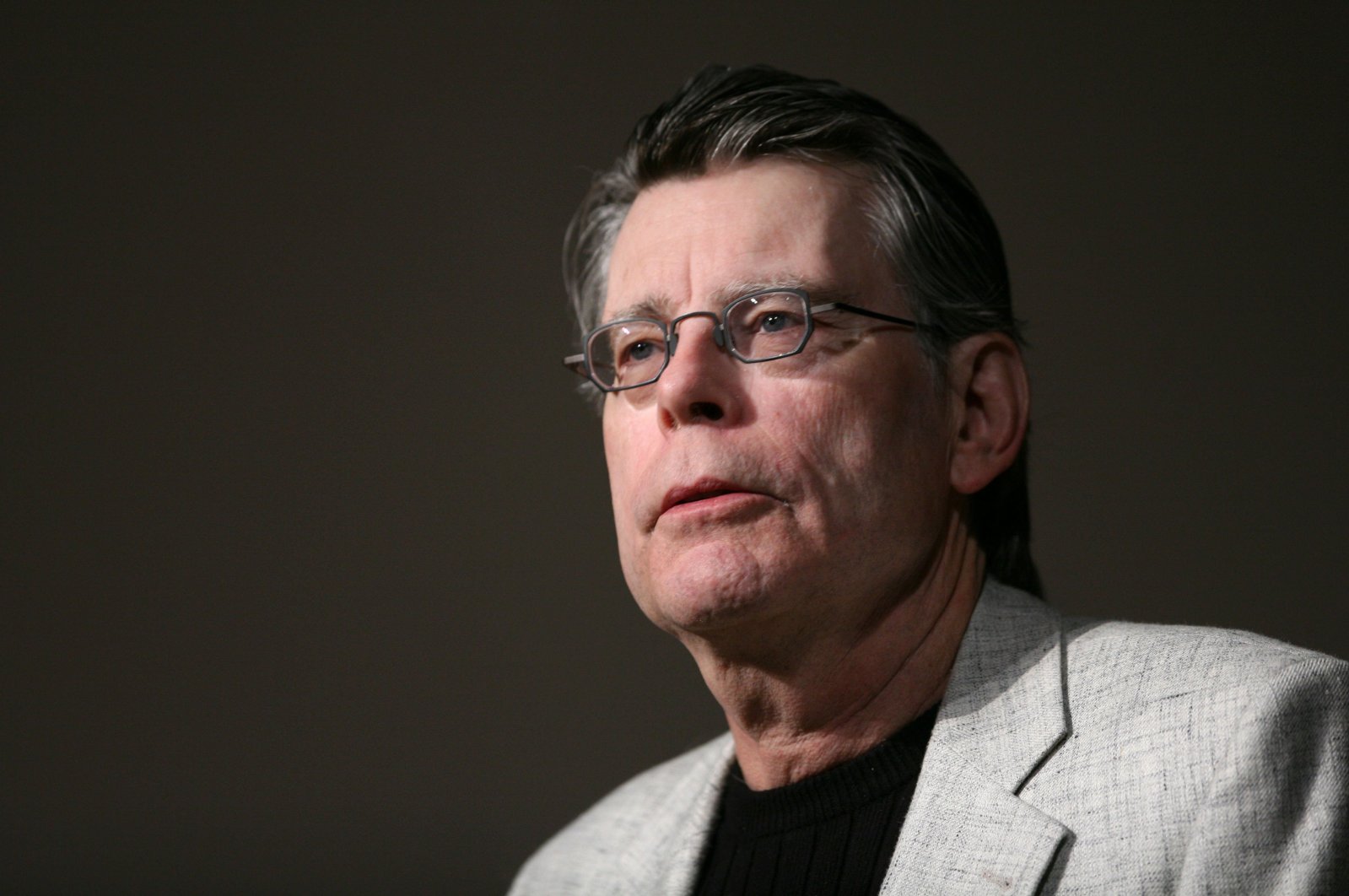 Author Stephen King reads from his latest book &quot;Ur&quot; with the Kindle two electronic reader at a news conference for Amazon.com, New York, U.S., Feb. 9, 2009. (AP Photo)