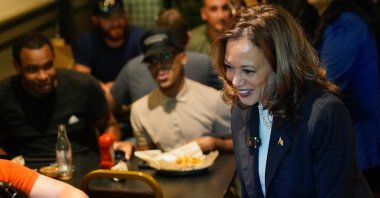 Democratic presidential nominee and U.S. Vice President Kamala Harris interacts with a customer at a restaurant in Savannah, Georgia, U.S., Aug. 28, 2024. (Reuters Photo)