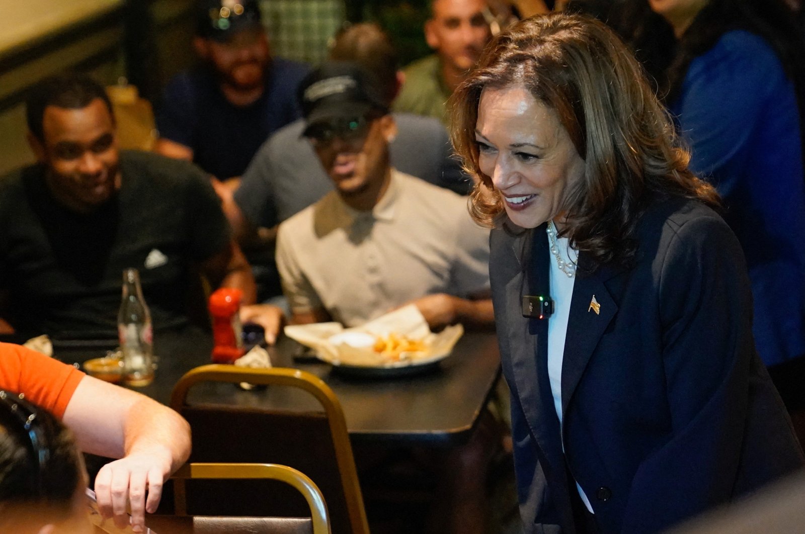 Democratic presidential nominee and U.S. Vice President Kamala Harris interacts with a customer at a restaurant in Savannah, Georgia, U.S., Aug. 28, 2024. (Reuters Photo)