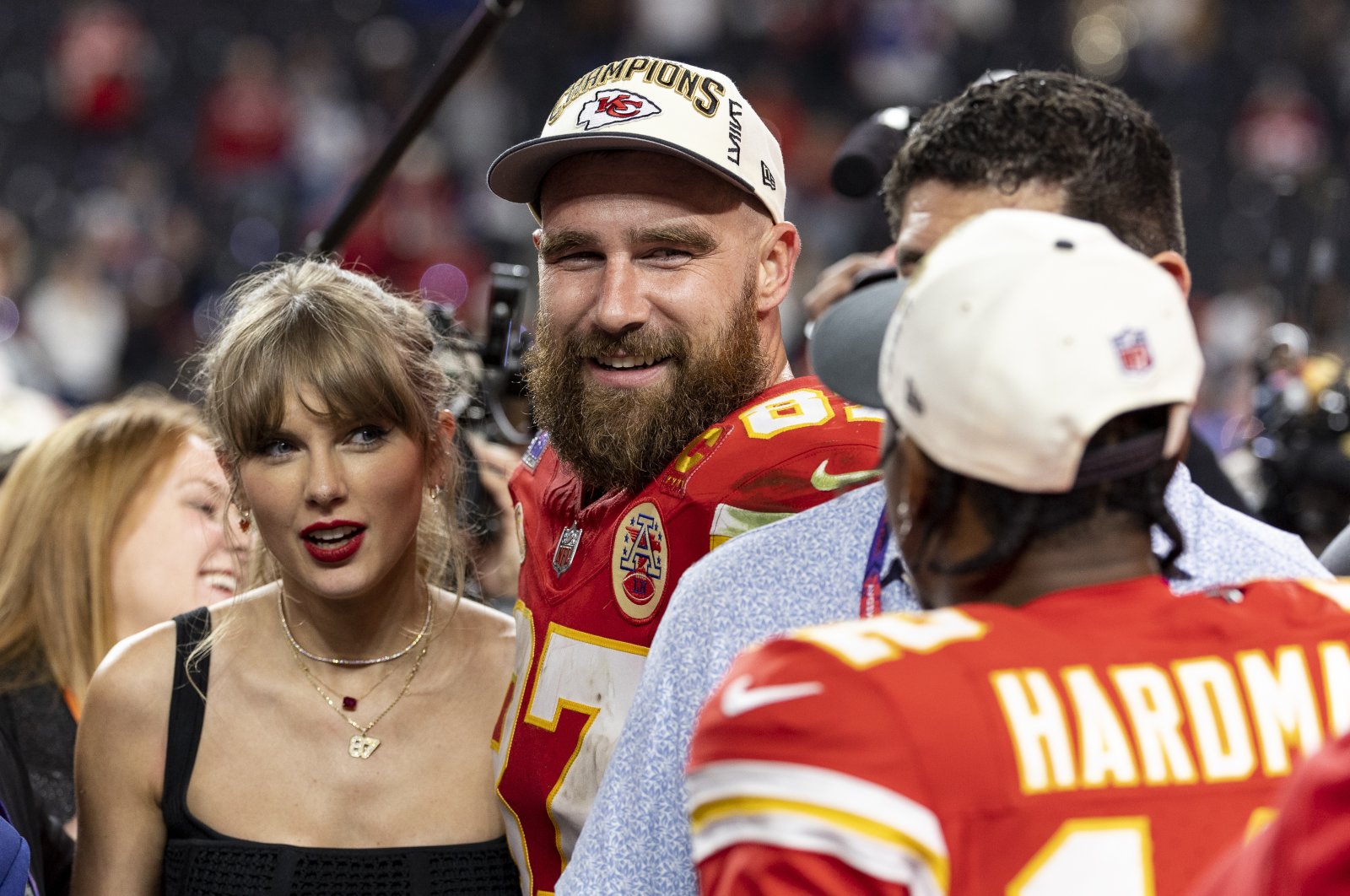 Kansas City Chiefs&#039; Travis Kelce (C) and Taylor Swift (L) react as they see Mecole Hardman Jr. following the NFL Super Bowl 58 football game between the San Francisco 49ers and the Kansas City Chiefs at Allegiant Stadium, Las Vegas, U.S., Feb. 11, 2024. (Getty Images Photo)