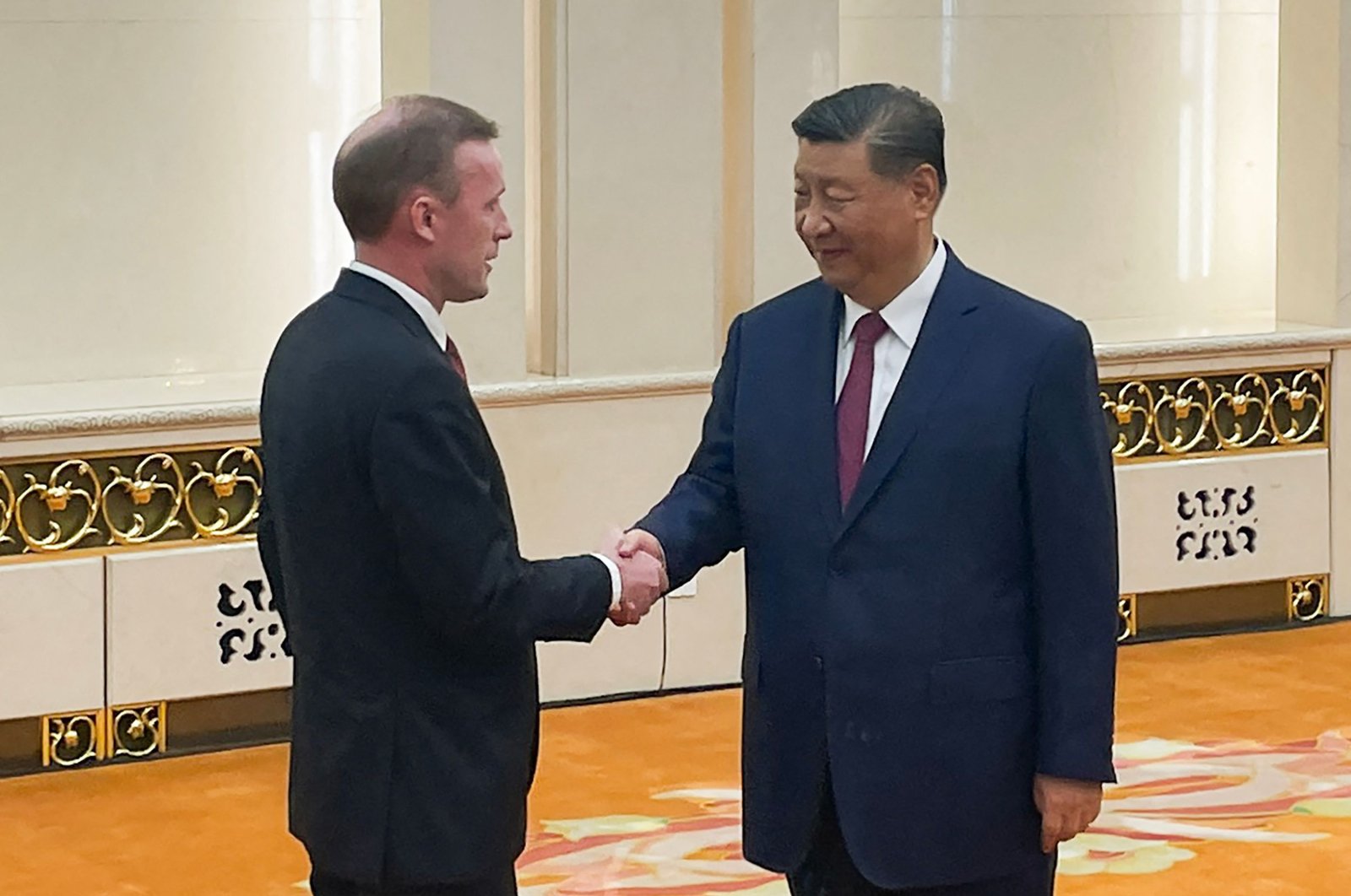 U.S. National Security Advisor Jake Sullivan (L) shakes hands with China&#039;s President Xi Jinping during their meeting in Beijing, China, Aug. 29, 2024. (AFP Photo)