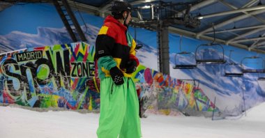 A snowboarder gets ready for a run at Xanadu Snozone, the only indoor ski slope in Spain, Arroyomolinos, south of Madrid, Spain, Aug. 19, 2024. (AFP Photo)