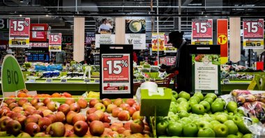 A customer buys vegetables in a Casino Hyperfrais hypermarket in Villefranche-sur-Saone, central France, April 28, 2023. (AFP Photo)