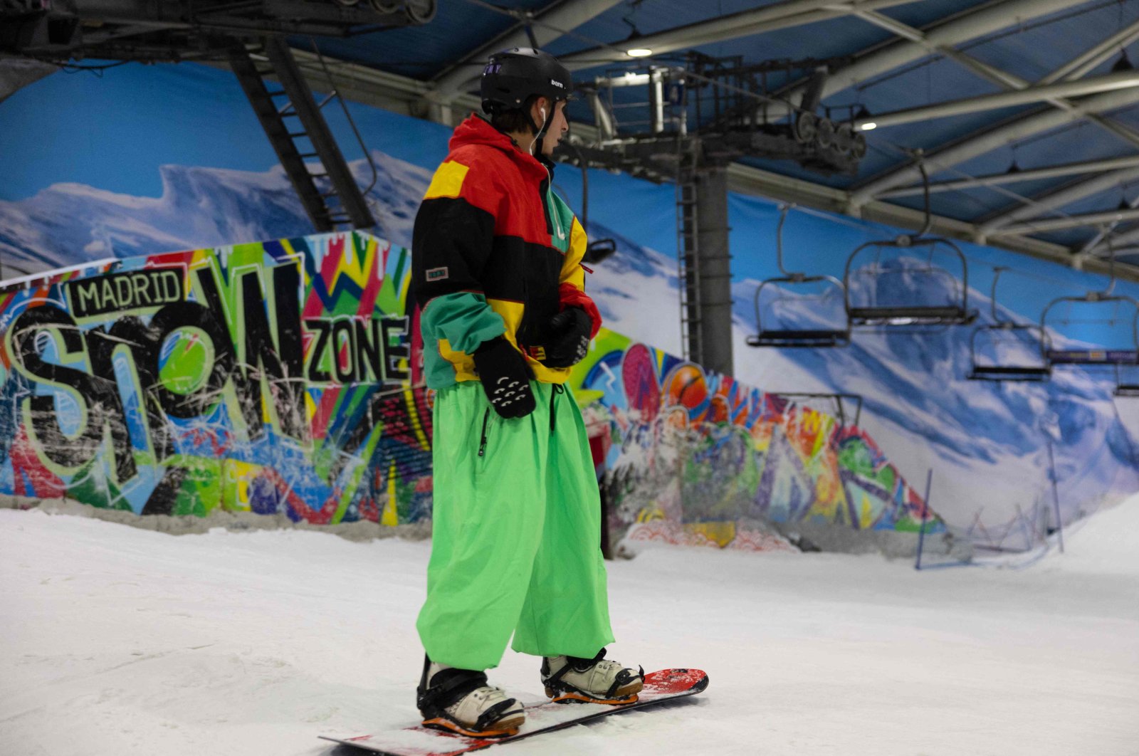 A snowboarder gets ready for a run at Xanadu Snozone, the only indoor ski slope in Spain, Arroyomolinos, south of Madrid, Spain, Aug. 19, 2024. (AFP Photo)