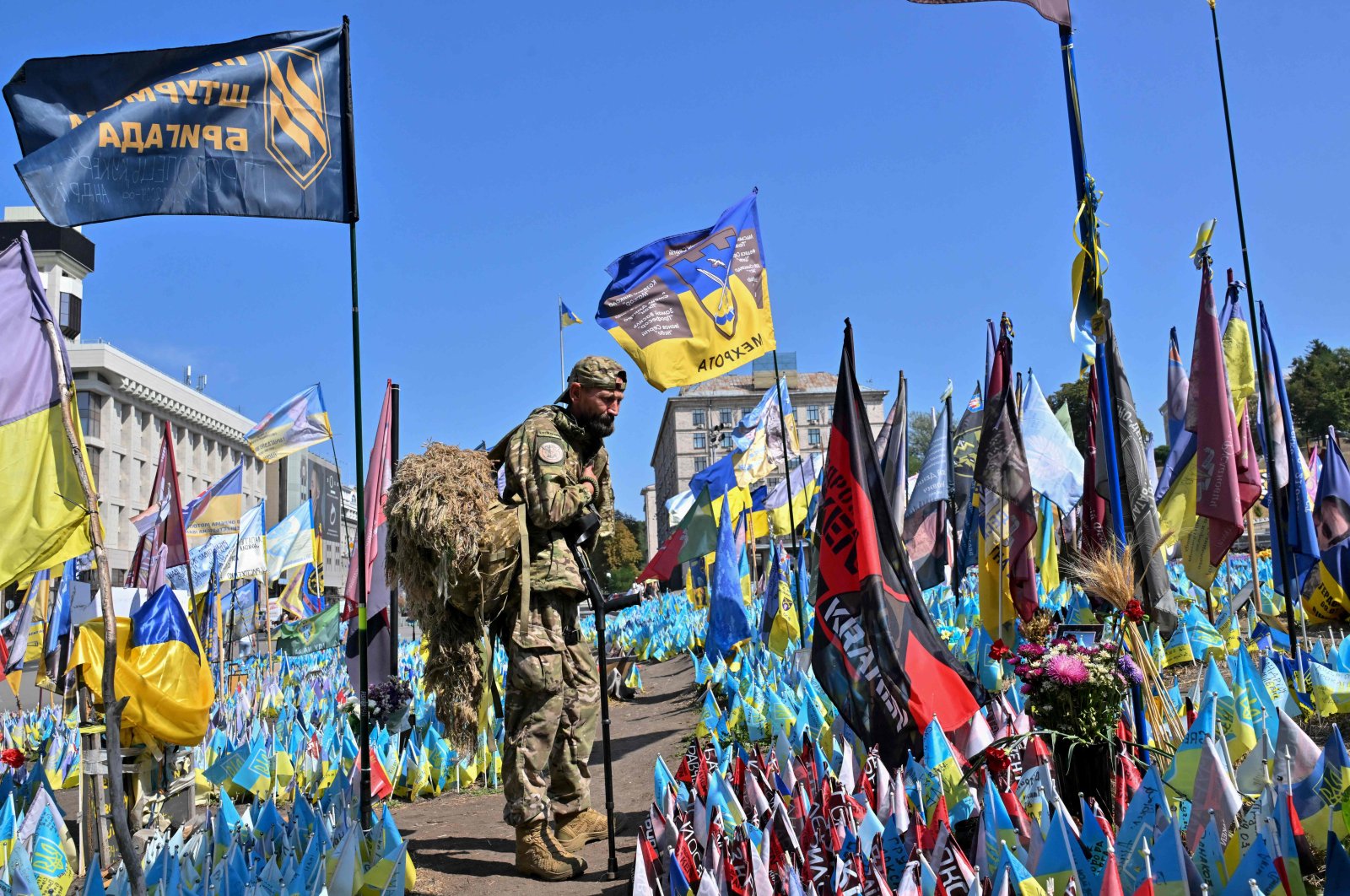 A wounded Ukrainian serviceman visits a designated area for commemorating fallen Ukrainian soldiers at the Independence Square during the Remembrance Day of Defenders of Ukraine, Kyiv, Ukraine, Aug. 29, 2024. (AFP Photo)