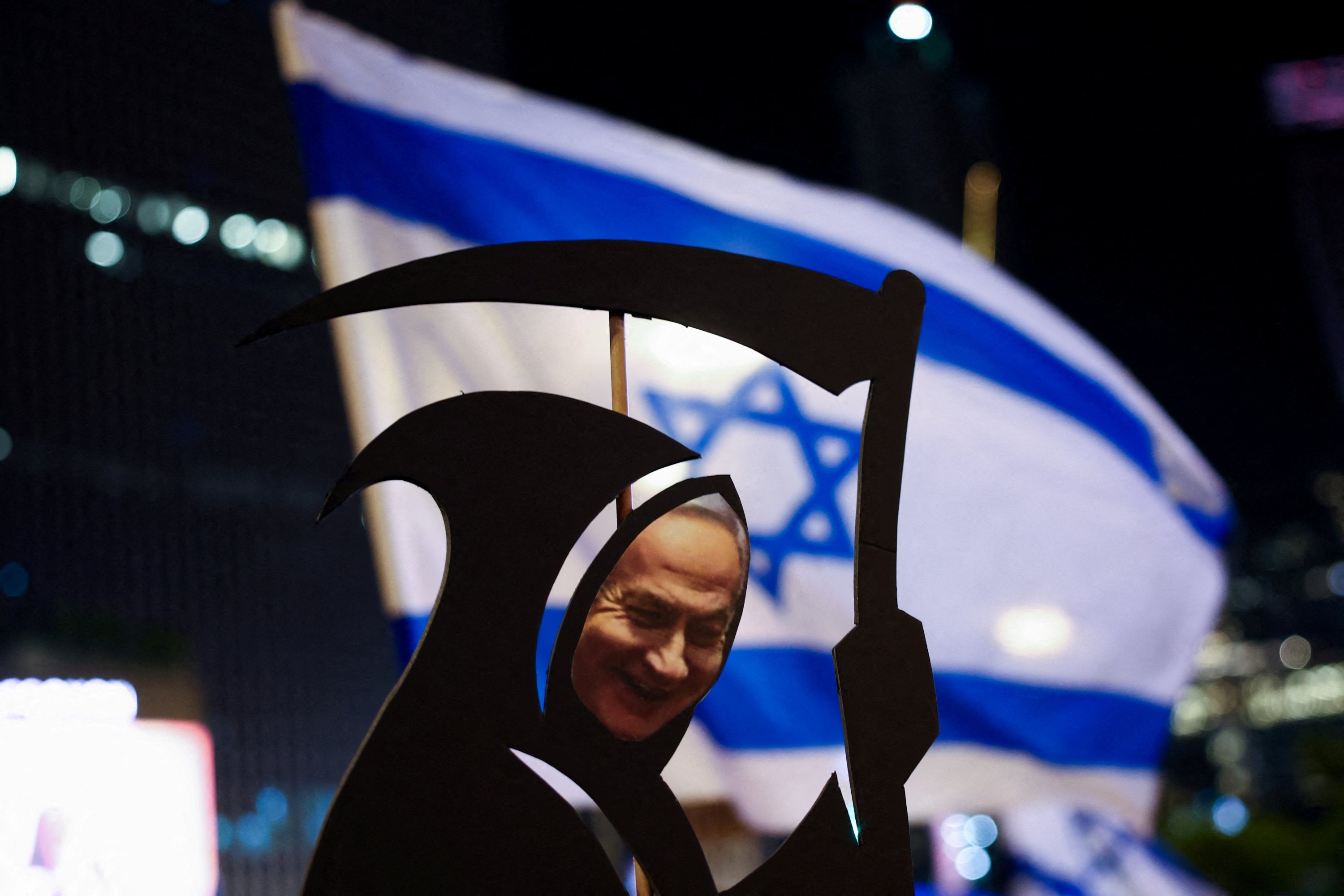 Un recorte con la imagen del primer ministro israelí, Benjamin Netanyahu, como la parca, se ve en una protesta contra el gobierno en Tel Aviv, Israel, el 31 de agosto de 2024. (Foto Reuters)