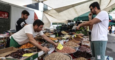 People shop at a street market in Istanbul, Türkiye, Aug. 5, 2024. (EPA Photo)