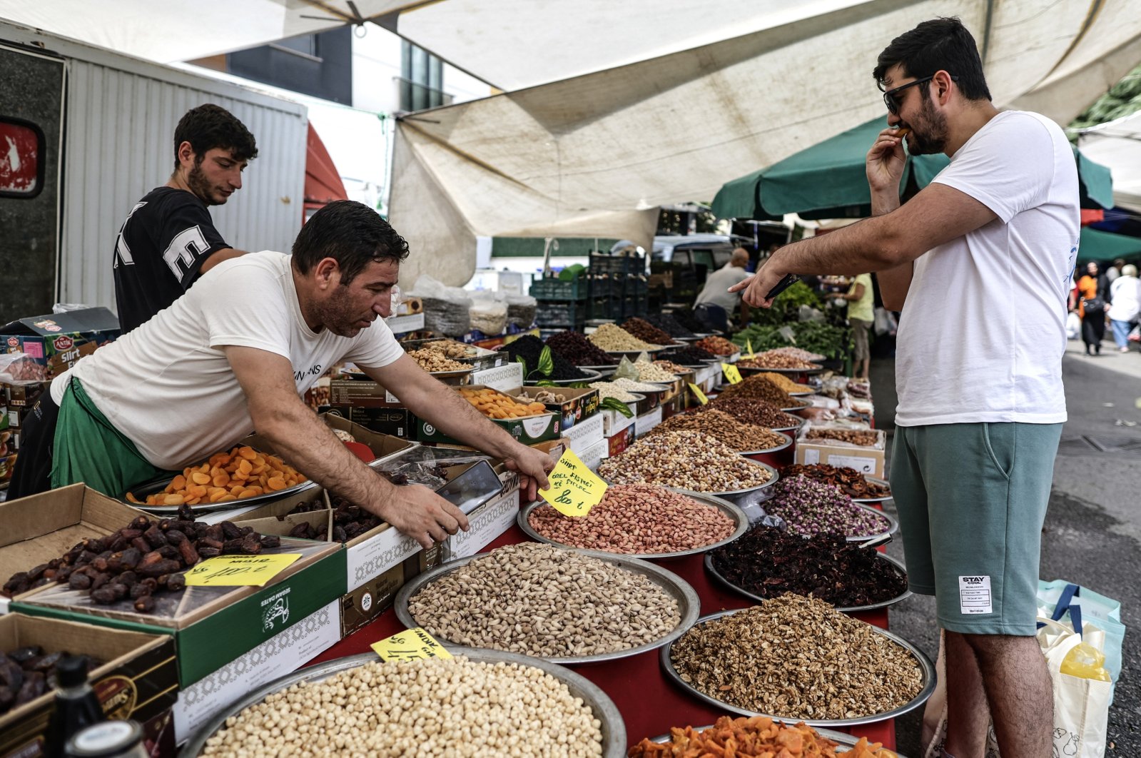 People shop at a street market in Istanbul, Türkiye, Aug. 5, 2024. (EPA Photo)