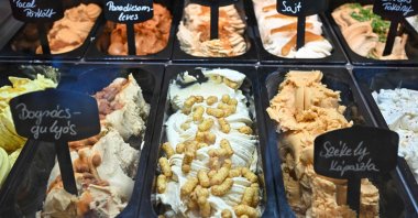 The ice creams are on display at &quot;Roberto Confectionary&quot; pastry shop, Tatabanya, north-western Hungary, Aug. 14, 2024. (AFP Photo)