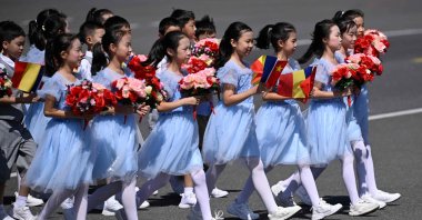 Chinese children prepare for the arrival of Chad&#039;s President Mahamat Idriss Deby Itno at the Beijing Capital International Airport, China, Sept. 2, 2024. (AFP Photo)