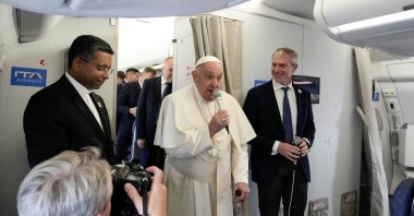 Pope Francis (Center), flanked by his spokesperson Matteo Bruni (Right), talks to journalists aboard the flight bound for Jakarta, the first stop of his Apostolic Journey to Southeast Asia, Sept. 2, 2024. (EPA Photo)