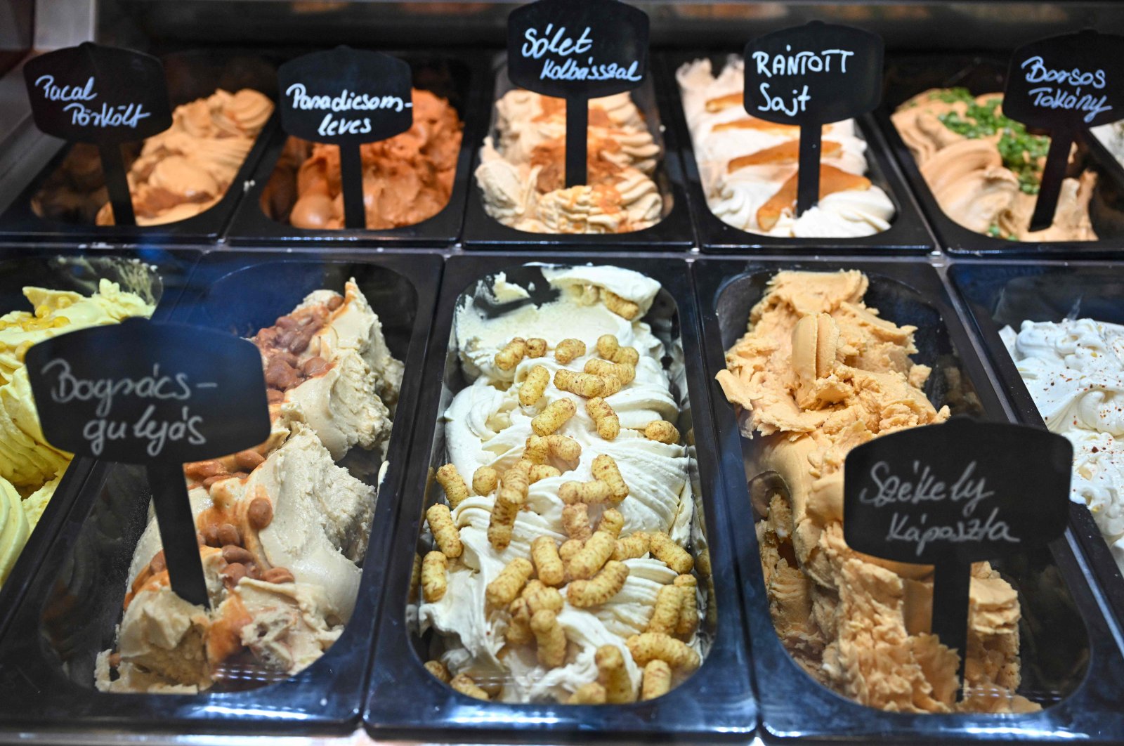 The ice creams are on display at &quot;Roberto Confectionary&quot; pastry shop, Tatabanya, north-western Hungary, Aug. 14, 2024. (AFP Photo)