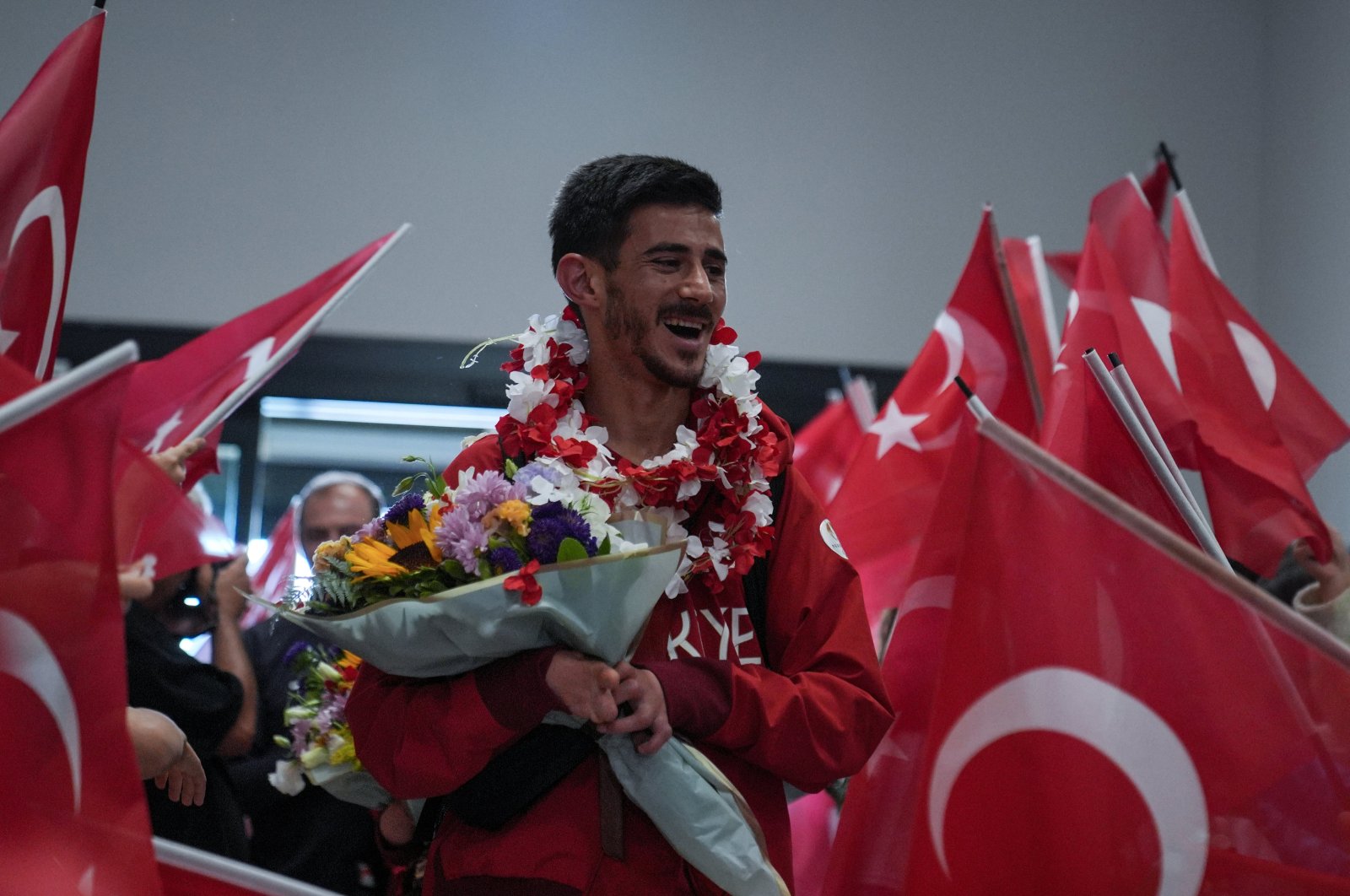 Turkish para-taekwondo athlete Mahmut Bozteke arrives at the Istanbul Airport after winning the 2024 Paris Paralympics gold, Istanbul, Türkiye, Sept. 1, 2024. (AA Photo)