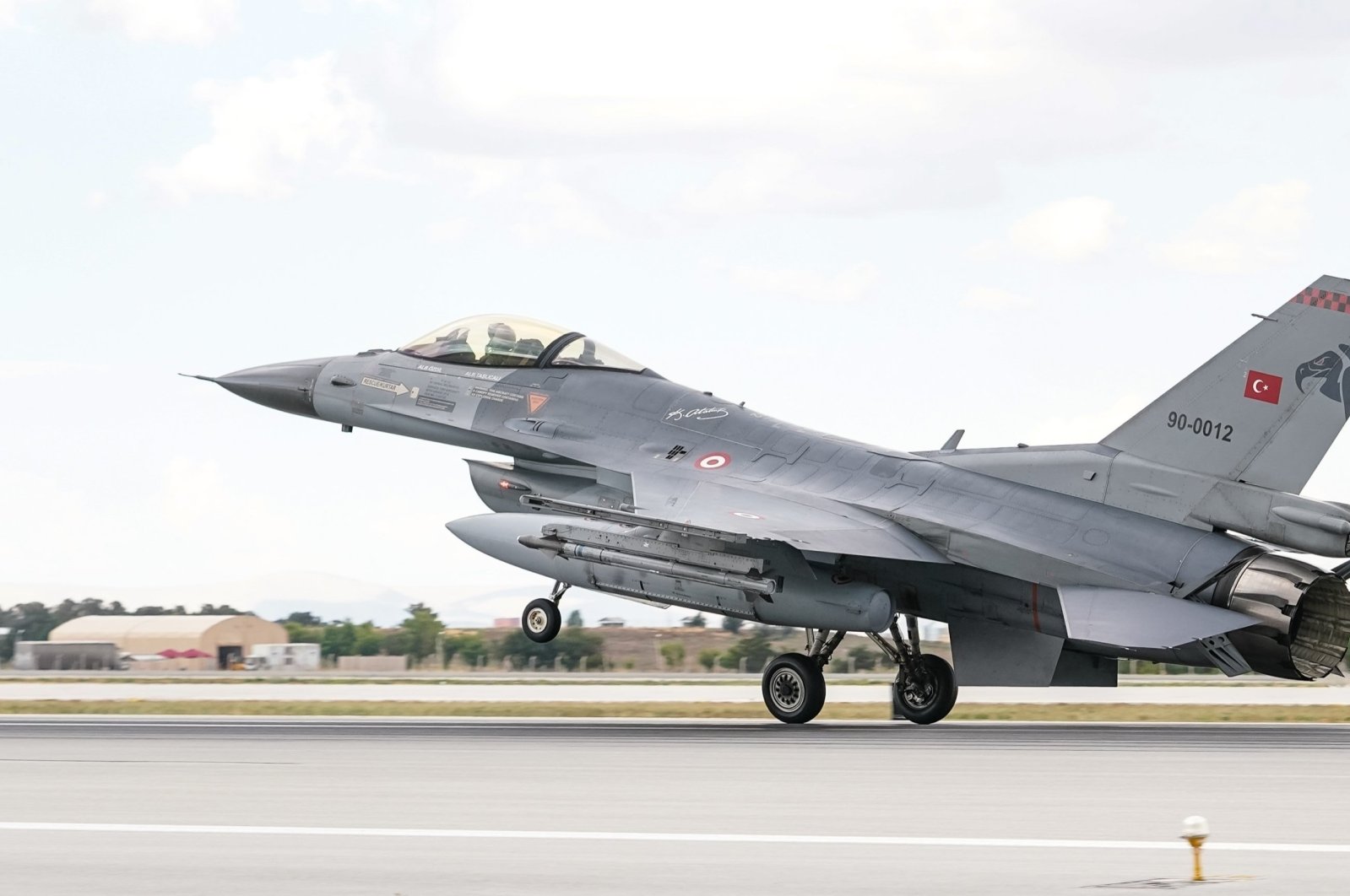 A Turkish military fighter jet lands at an airport in Konya, central Türkiye, June 30, 2022. (Shutterstock File Photo)