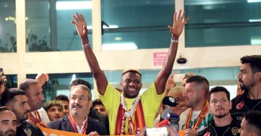 Galatasaray&#039;s new signing Victor Osimhen waves at the fans on his arrival at the Istanbul Airport, Istanbul, Türkiye, Sept. 3, 2024. (AA Photo)
