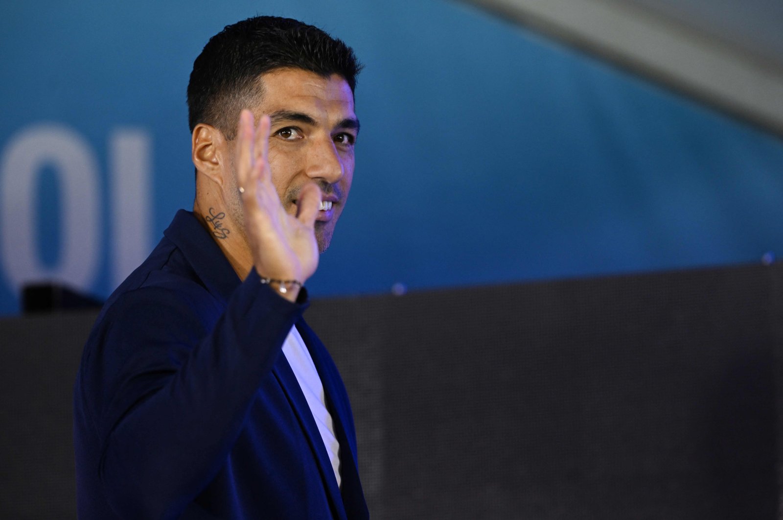 Uruguay&#039;s forward Luis Suarez waves goodbye at the end of a press conference at the Centenario Stadium, Montevideo, Uruguay, Sept. 2, 2024. (AFP Photo)