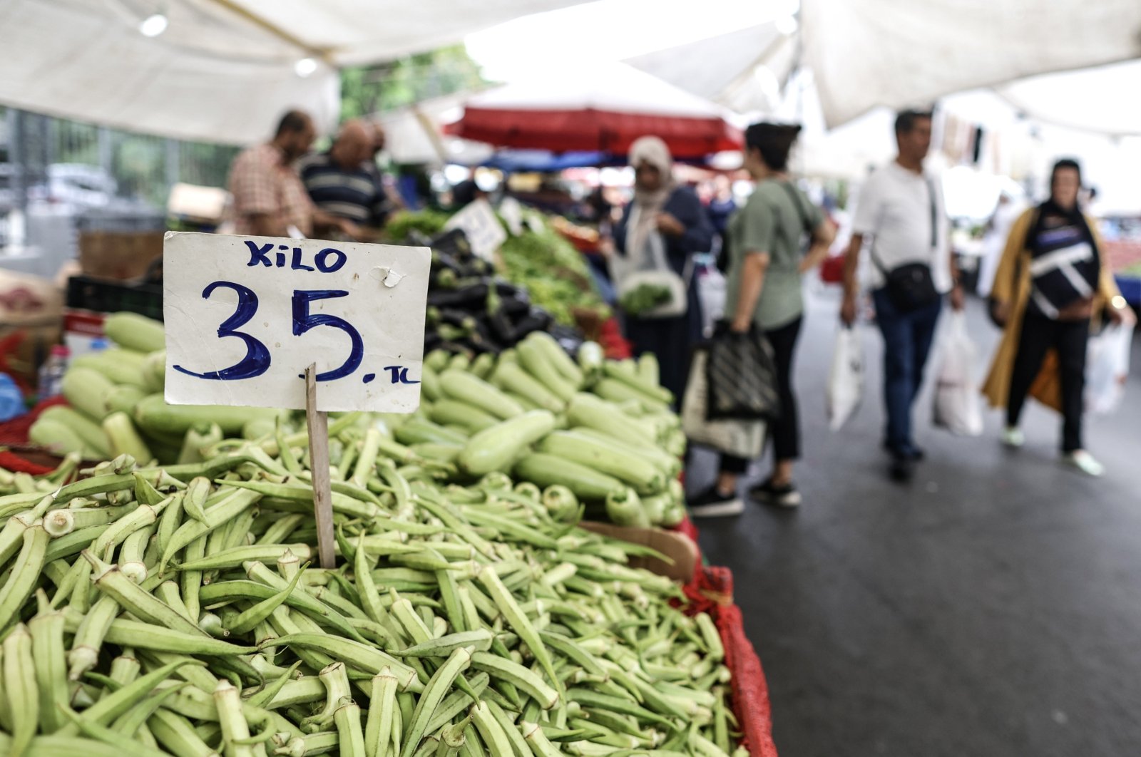 A price tag is seen at a street market in Istanbul, Türkiye, Aug. 5, 2024. (EPA Photo)