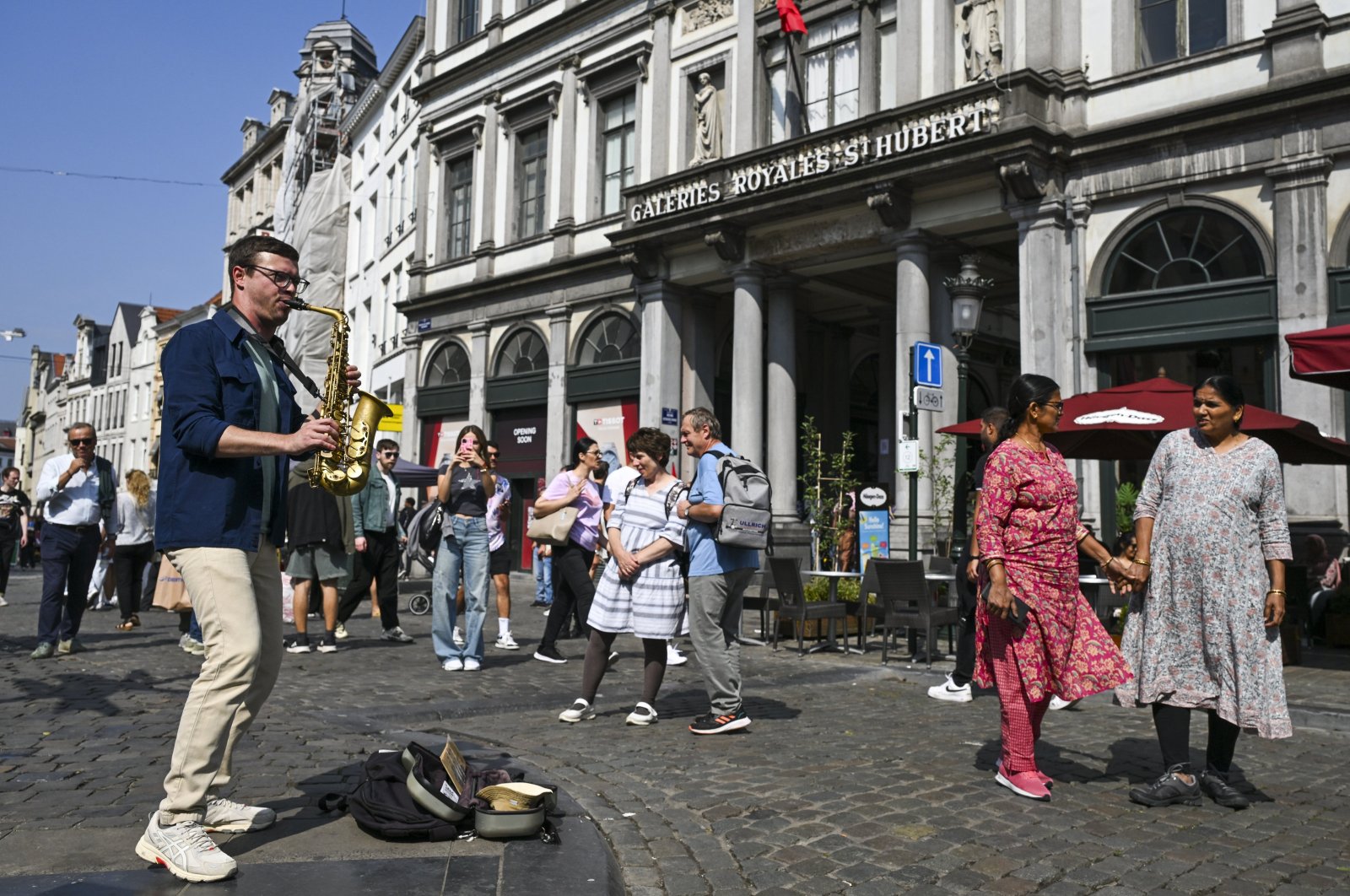 Tourists walk past a street performer as they visit the historic center around the Grand-Place square, Brussels, Belgium, Aug. 31, 2024. (EPA Photo)