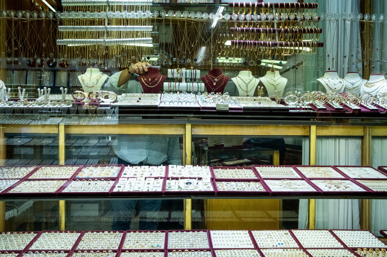 A jewelry shop is photographed in Istanbul, Türkiye, Oct. 11, 2022. (Reuters Photo)