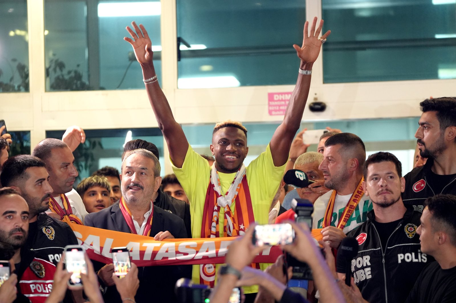 Galatasaray&#039;s new signing Victor Osimhen waves at the fans on his arrival at the Istanbul Airport, Istanbul, Türkiye, Sept. 3, 2024. (AA Photo)