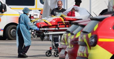 Firefighters carry an injured migrant on a stretcher after the sinking of a migrant boat in the English Channel, Boulogne-sur-Mer, northern France, Sept. 3, 2024. (AFP Photo)