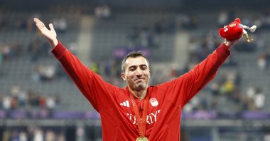 Gold medalist Serkan Yıldırım of Türkiye celebrates during the Paris 2024 Paralympics medals ceremony at the Stade de France, Saint-Denis, France, Aug. 31, 2024. (Reuters Photo)