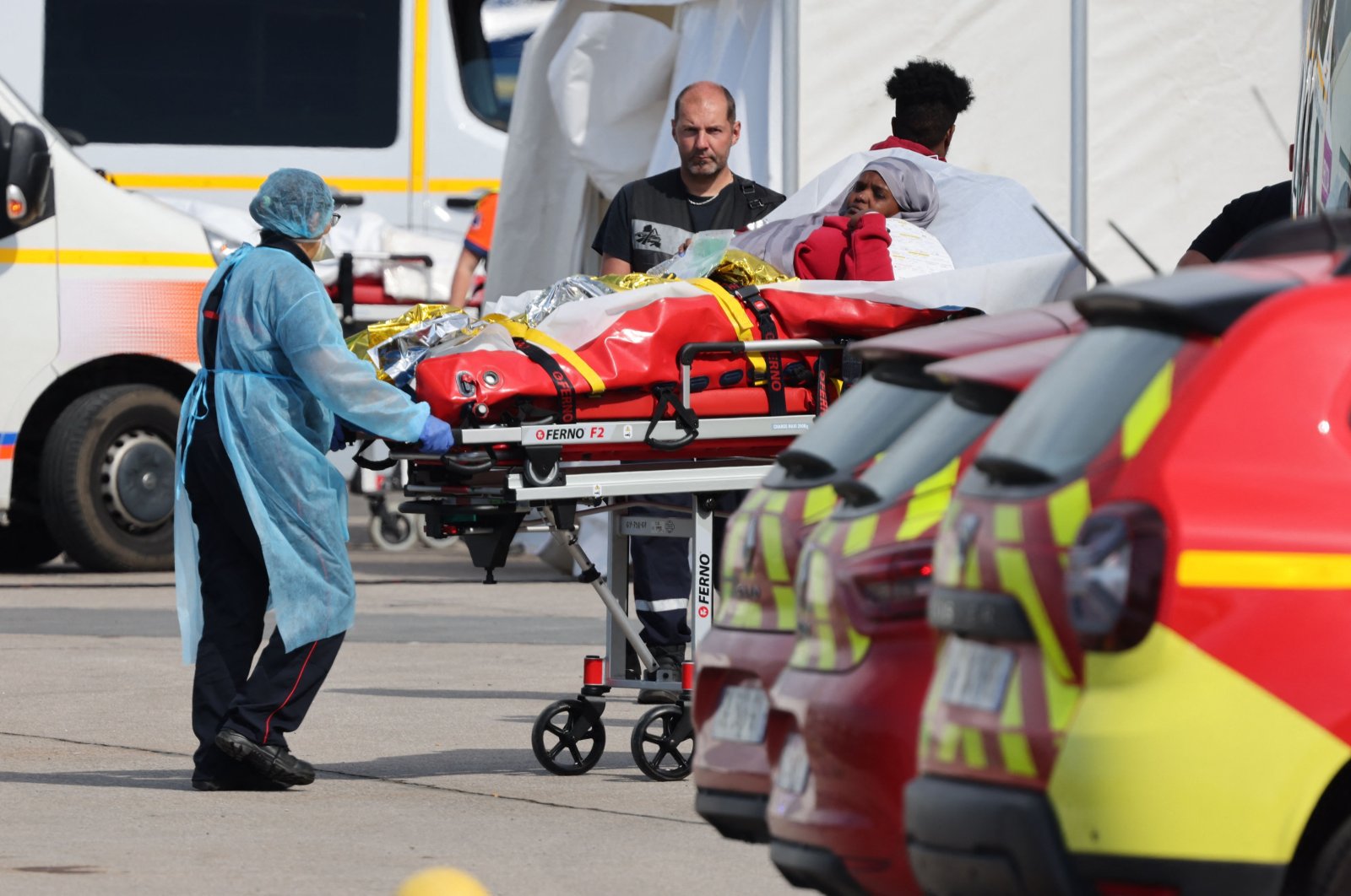 Firefighters carry an injured migrant on a stretcher after the sinking of a migrant boat in the English Channel, Boulogne-sur-Mer, northern France, Sept. 3, 2024. (AFP Photo)