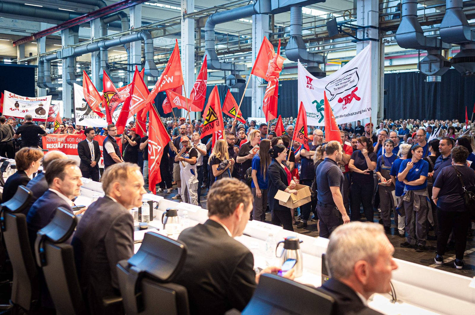 Employees of German car maker Volkswagen (VW) protest at the start of a company&#039;s general meeting in Wolfsburg, Germany, Sept. 4, 2024. (AFP Photo)