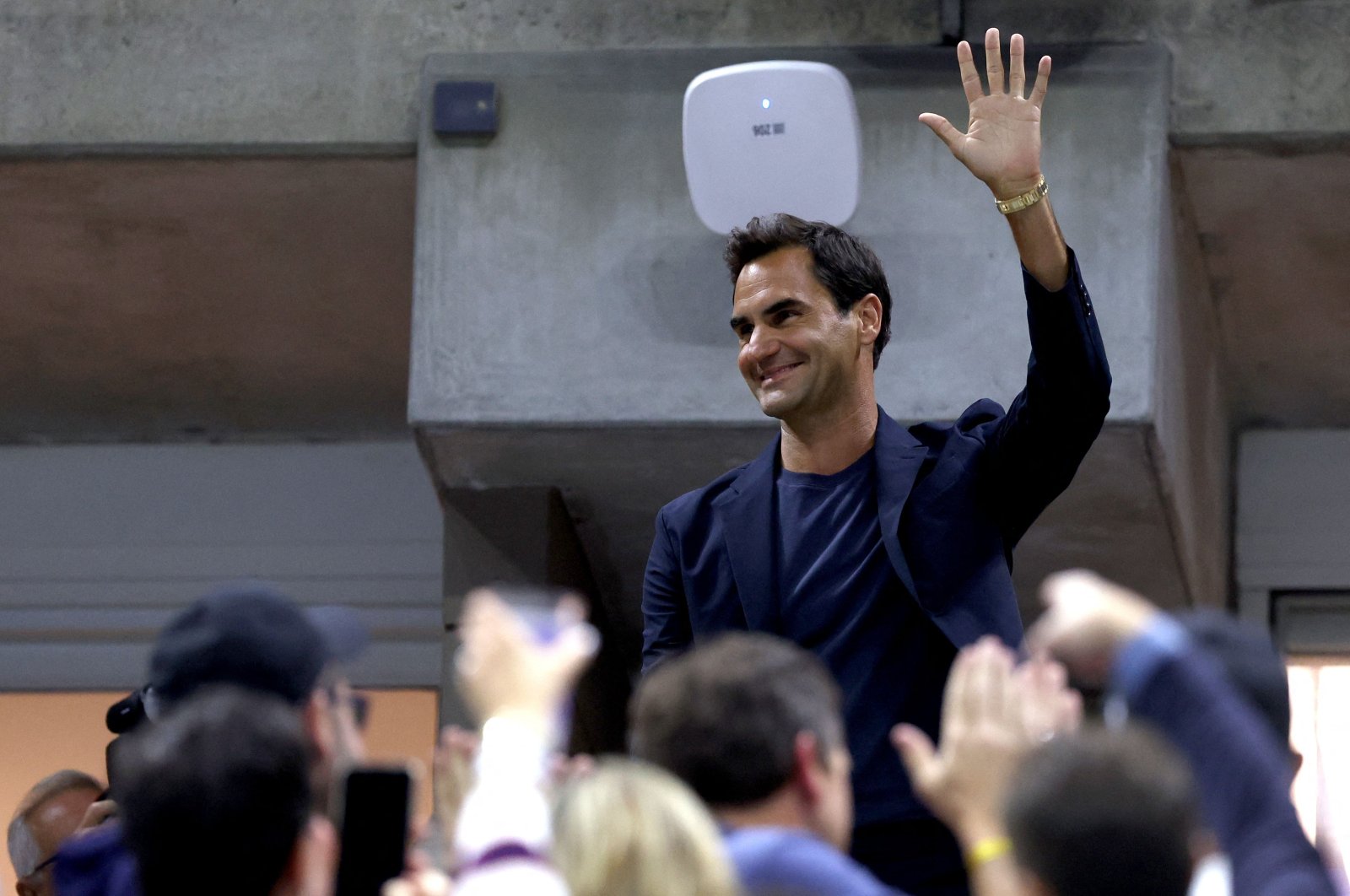 Roger Federer is recognized during the Women&#039;s Singles Quarterfinal match between Zheng Qinwen of China and Aryna Sabalenka of Belarus on Day Nine of the 2024 US Open at USTA Billie Jean King National Tennis Center, New York, U.S., Sept. 3, 2024. (AFP Photo)