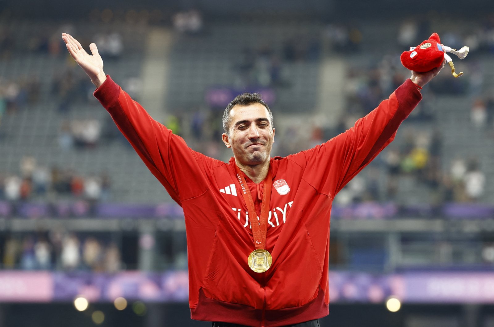 Gold medalist Serkan Yıldırım of Türkiye celebrates during the Paris 2024 Paralympics medals ceremony at the Stade de France, Saint-Denis, France, Aug. 31, 2024. (Reuters Photo)