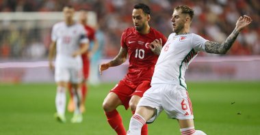 Türkiye&#039;s Hakan Çalhanoğlu (L) and Wales&#039; Joe Rodon battle for possession during the UEFA EURO 2024 qualifying round Group D match, Samsun, Türkiye, June 19, 2023. (Getty Images Photo)