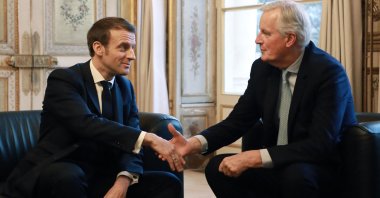 French President Emmanuel Macron (L) shakes hand with Michel Barnier in Paris, France, Jan. 31, 2020. (AFP Photo)