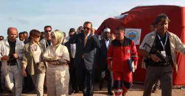 Then-Prime Minister Recep Tayyip Erdoğan (C) and his wife Emine Erdoğan (2nd L) walk outside a Turkish field hospital during a drought and famine crisis, Mogadishu, Somalia, Aug. 19, 2011. (Getty Images Photo)