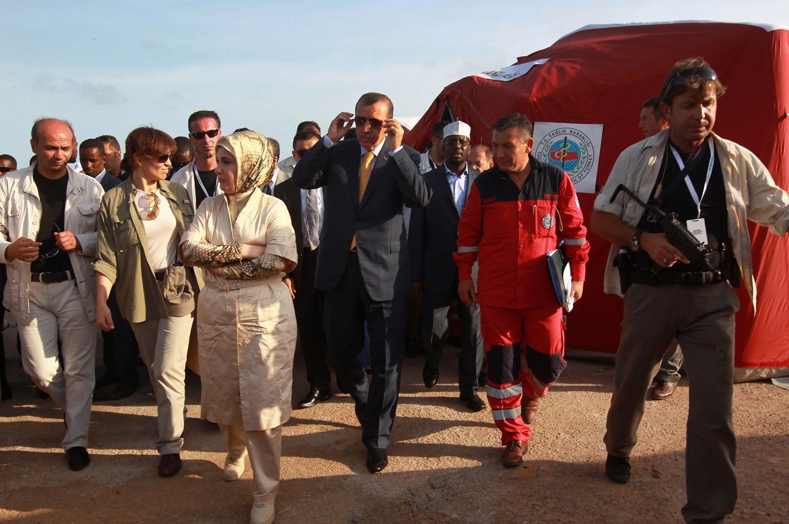 Then-Prime Minister Recep Tayyip Erdoğan (C) and his wife Emine Erdoğan (2nd L) walk outside a Turkish field hospital during a drought and famine crisis, Mogadishu, Somalia, Aug. 19, 2011. (Getty Images Photo)