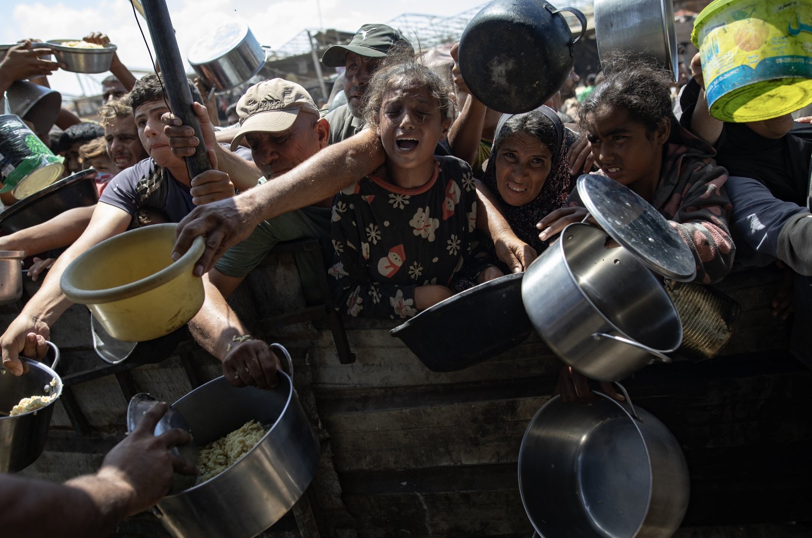 Internally displaced Palestinians receive food donated by a charity, Khan Yunis camp, Gaza Strip, Palestine, Sept. 6, 2024. (EPA Photo)