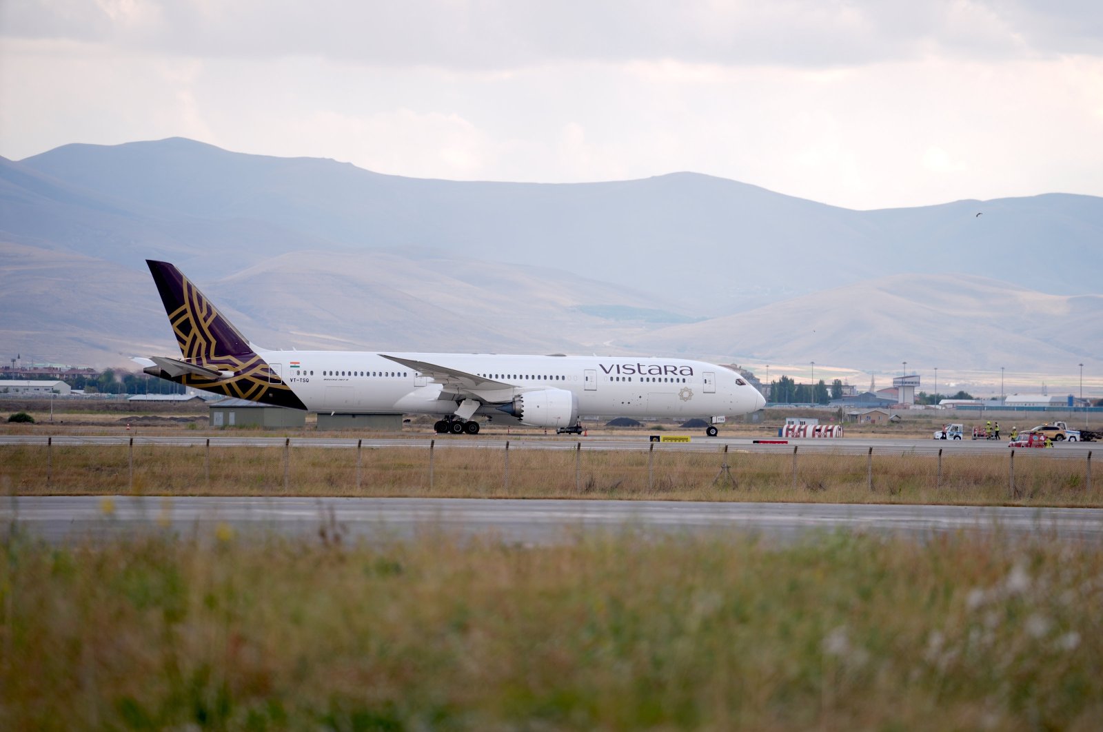 Vistara flight no UK27 is seen at Erzurum airport after landing over a bomb threat, Friday, Sept. 6, 2024. (AA Photo)