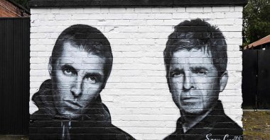 A mural created by artist Scott Wilcock, aka Snow Graffiti, depicts Liam Gallagher (L) and Noel Gallagher, members of the British rock band Oasis, outside the pub Whitefield, near Heaton Park, Manchester, northern Britain, Sept. 2, 2024. (AFP Photo)
