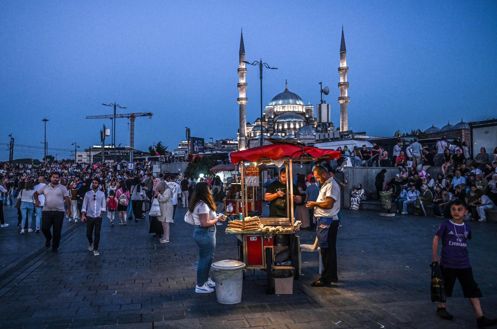 A street vendor sells corn as he waits for customers in the popular Eminönü area of Istanbul, Türkiye, Aug. 30, 2024. (AFP Photo)