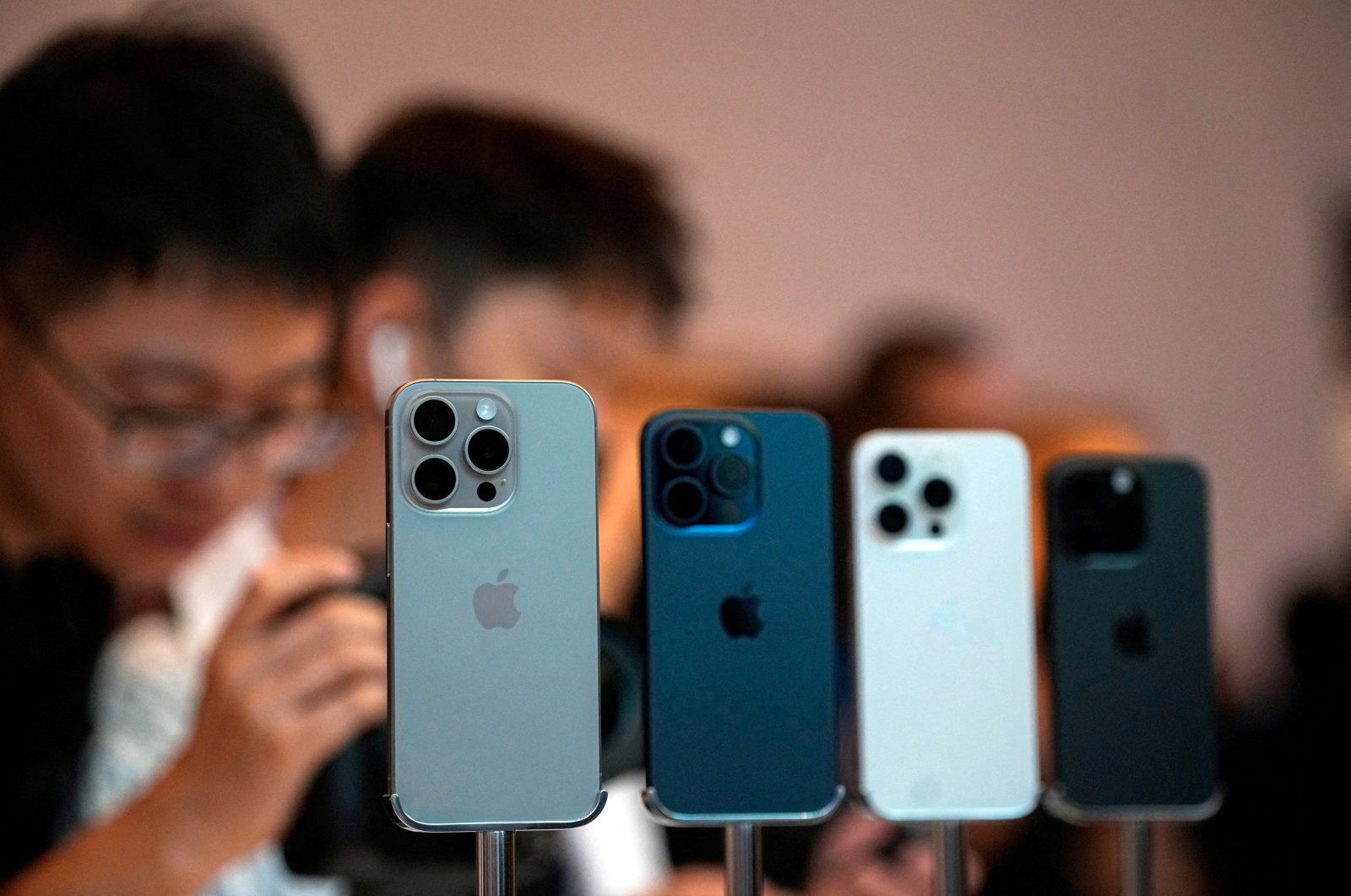 People look at the new iPhone 15 Pro as Apple&#039;s new iPhone 15 officially goes on sale across China at an Apple store in Shanghai, China, Sept. 22, 2023. (Reuters Photo)