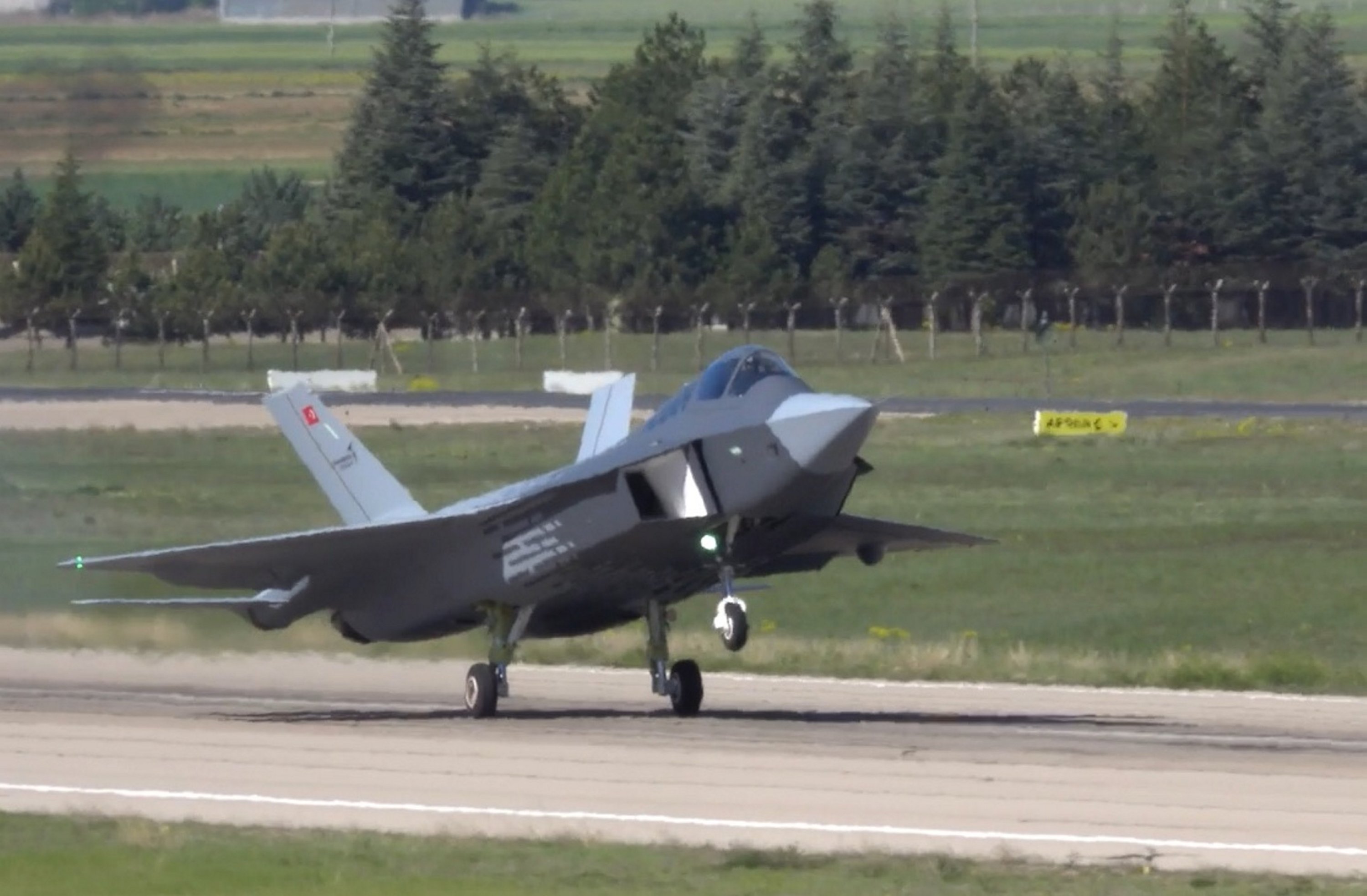 Turkish airstrikes destroy 21 PKK targets in northern Iraq