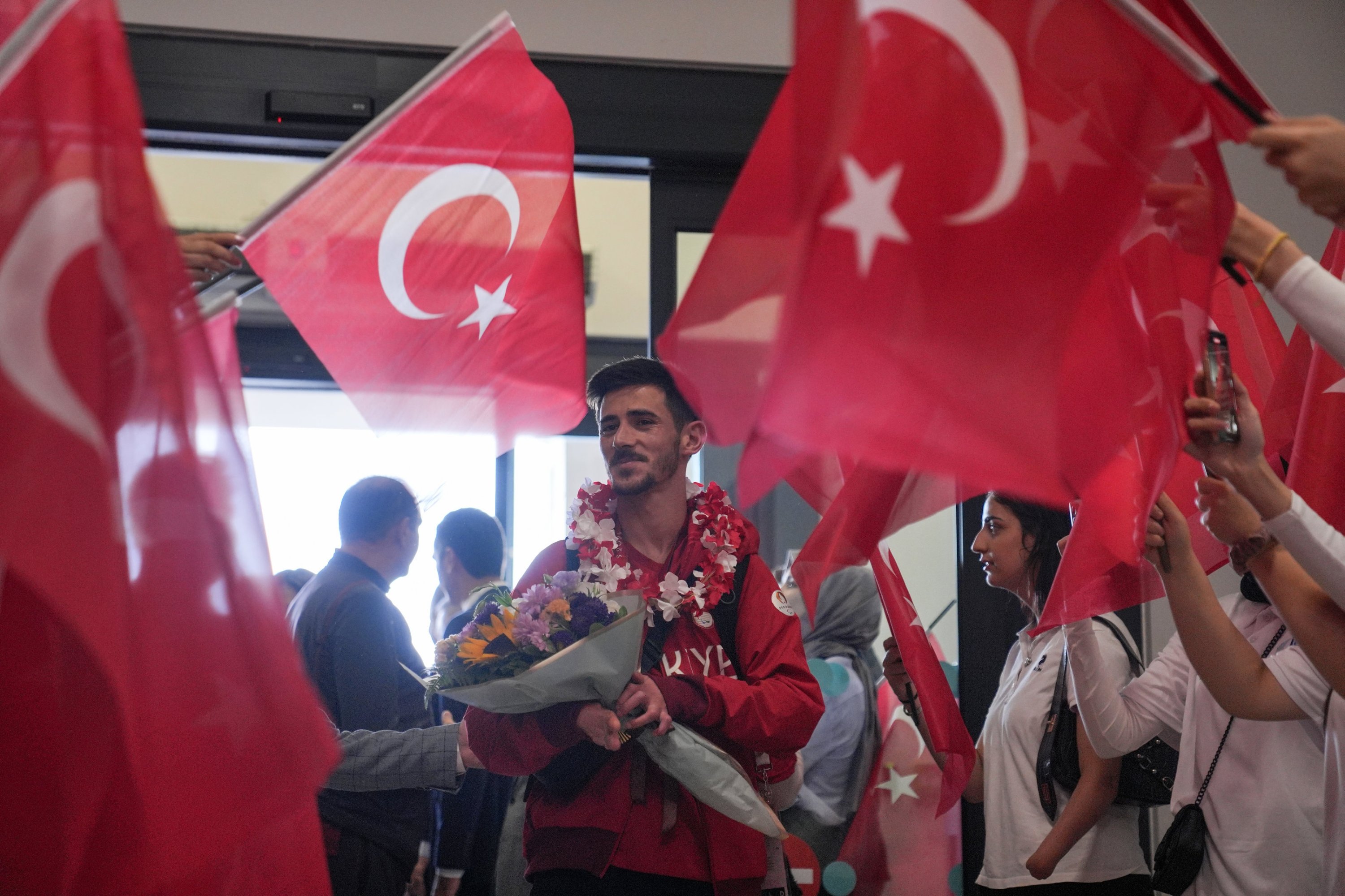 Turkish para-taekwondo athlete Mahmut Bozteke arrives at the Istanbul Airport after winning the 2024 Paris Paralympics gold, Istanbul, Turkey, Sept. 1, 2024. (AA Photo)