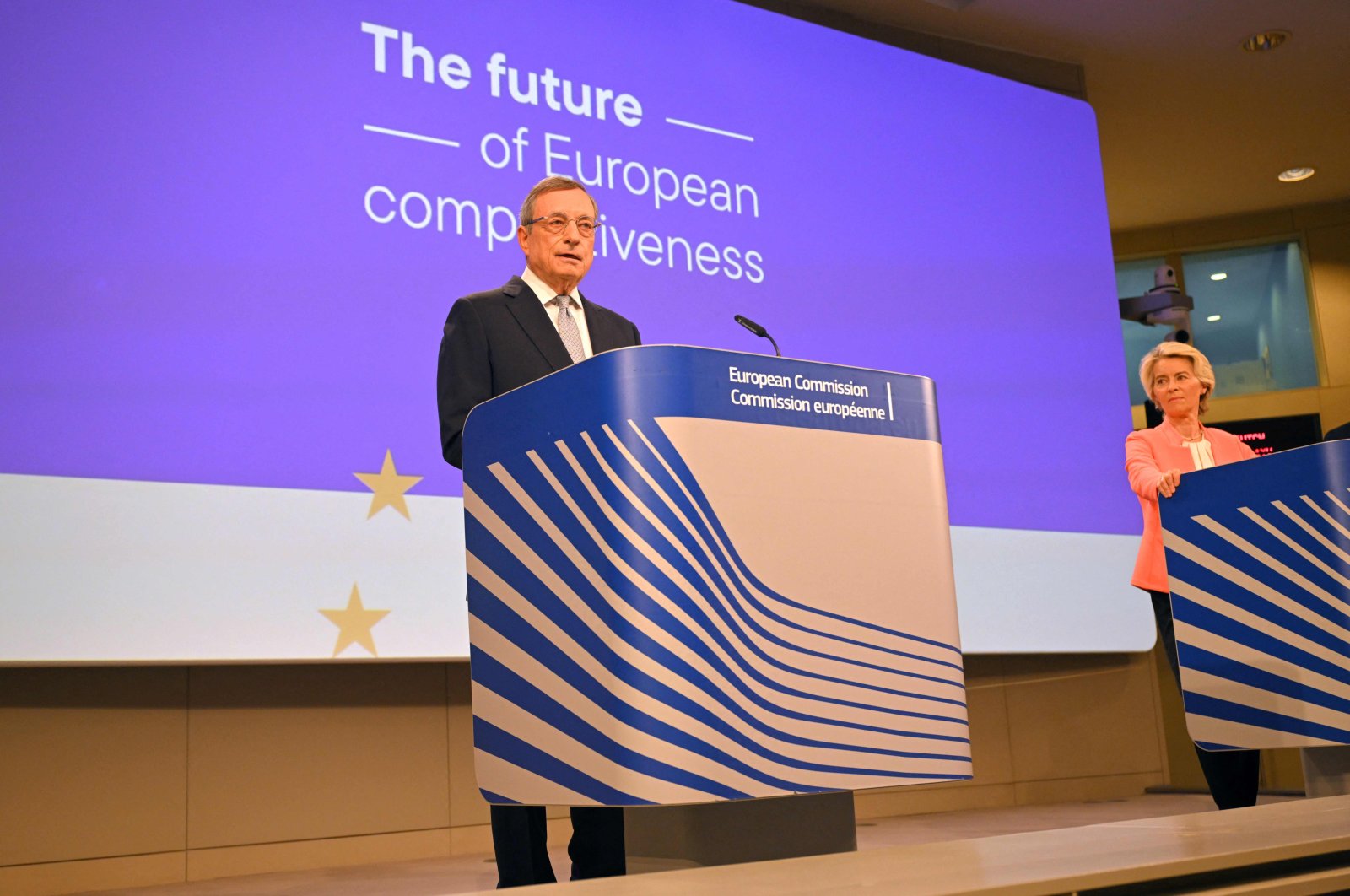 Former Italian Prime Minister and economist Mario Draghi (L) speaks as European Commission President Ursula von der Leyen listens during a joint news conference about the future of European competitiveness at the EU headquarters, Brussels, Belgium, Sept. 9, 2024. (AFP Photo)